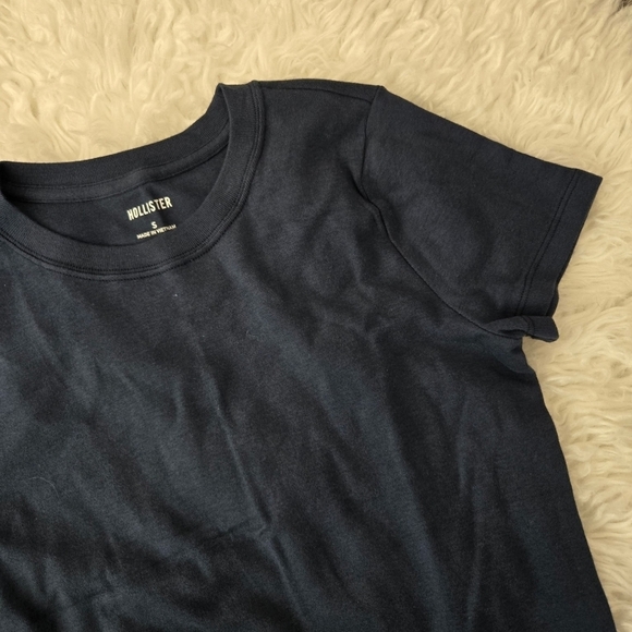 Hollister Basic Top. Navy. Size small. New - Picture 2 of 8